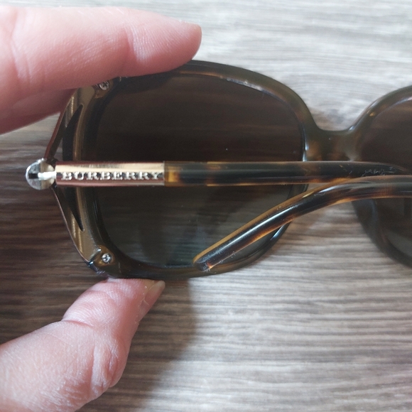 Burberry sunglasses with box and pamphlet. Brown with gold hardware - Picture 9 of 16